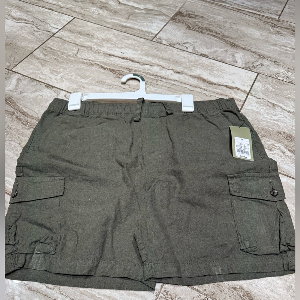 NWT Men’s Olive Green Cargo Shorts Everyday
Relaxed 7.0" INSEAM HITS MID THIGH